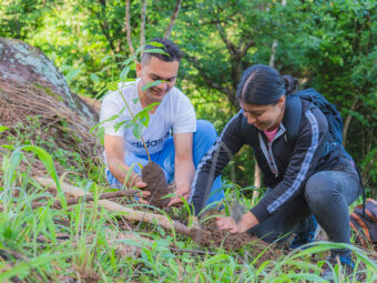 Ein zentrales Element sind die praktischen Aufforstungstage in den Gemeinden, an denen sich Jugendliche, Frauen und lokale Organisationen beteiligen.